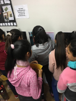 Un grupo de niños visitando la muestra fotográfica accesible “Sentimos” de Fundación Comparlante.