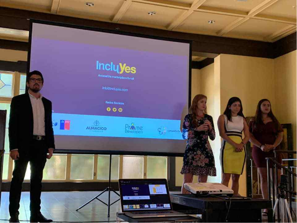 Lorena Julio, Co-Founder and President of Fundación Comparlante, presenting IncluYes with the team members within the framework of the TrepCamp entrepreneurship program in Silicon Valley, California.