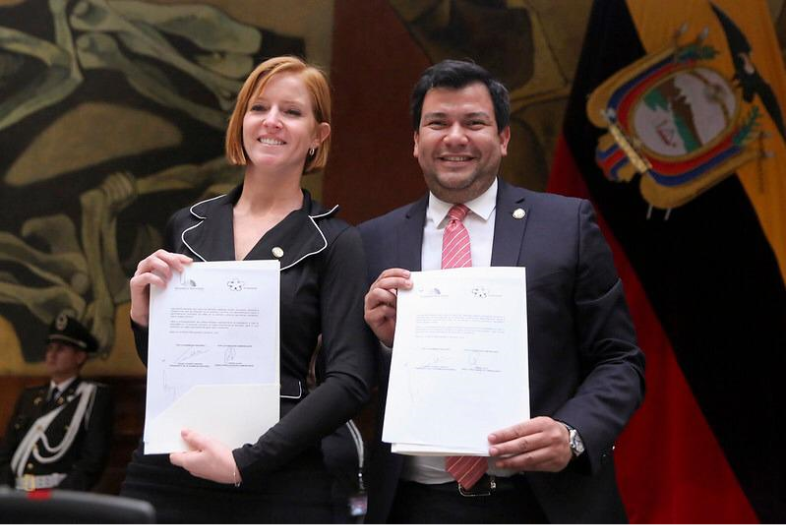 César Litardo, President of the National Assembly of Ecuador, and Lorena Julio, President of Fundación Comparlante, pose for the photography while holding in their hands the Cooperation Agreement signed by both institutions.