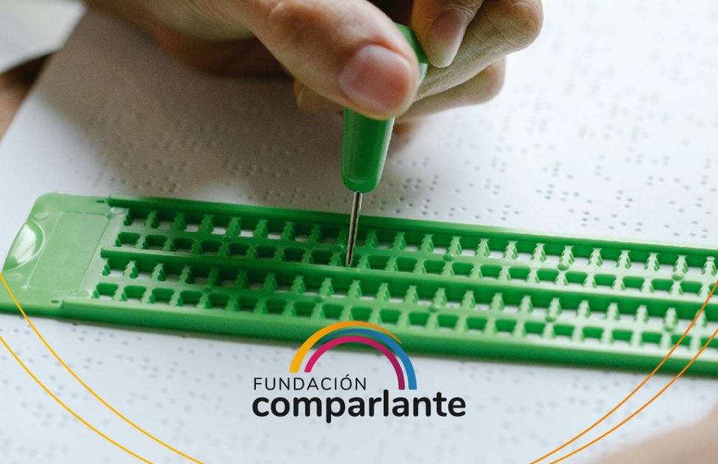 Braille keyboard image. Fundación Comparlante logo.