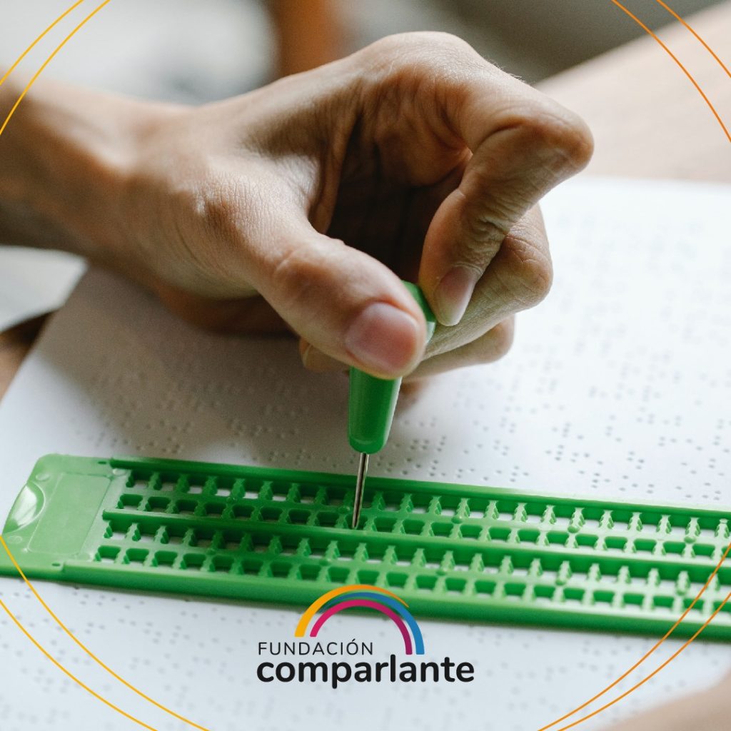 Imagen de teclado braille. Logotipo Fundación Comparlante.