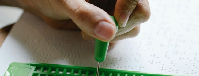 ¡No son letras en puntitos, es Braille!