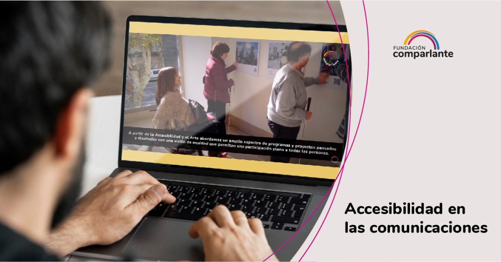Fotografía de un hombre de espaldas utilizando una Notebook en donde se muestra un vídeo con subtítulos. A la derecha se ubica el texto: Accesibilidad en las comunicaciones y el logotipo de Fundación Comparlante