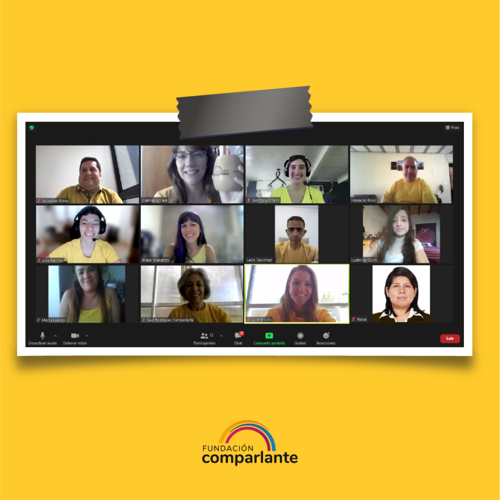 Sobre un fondo color amarillo se ubica una fotografía de una captura de pantalla de la reunión virtual de todo el equipo de Comparlante vestidos del mismo color.