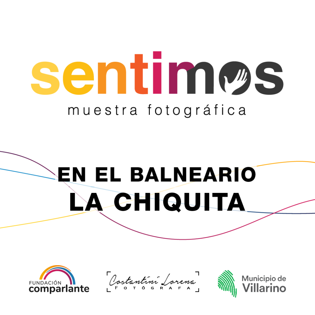 Placa de invitación al evento, en ella se inscribe el texto: Sentimos Muestra fotográfica. En el balneario La Chiquita. Debajo se ubican los logotipos de Fundación Comparlante, Costantini Lorena Fotógrafa y Municipio de Villarino.
