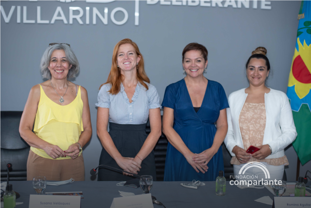 Fotografía oficial. Aparecen Nair Rodriguez (Secretaria de Fundación Comparlante), Lorena Julio, (Presidente de Fundación Comparlante), Susana Velásquez, (Presidente del Honorable Concejo Deliberante de Villarino) y Lorena Costantini (Fotógrafa de la muestra Sentimos Villarino), en el pleno del HCD.