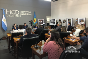 fotografía de la exhibición de la muestra Sentimos Villarino en la Sesión de Apertura del Concejo Deliberante.