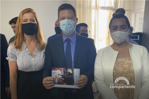 Fotografía de Carlos Bevilaqua, Intendente de a villarino sosteniendo una postal de Sentimos Villarino junto a Lorena Julio y Lorena Costantini.