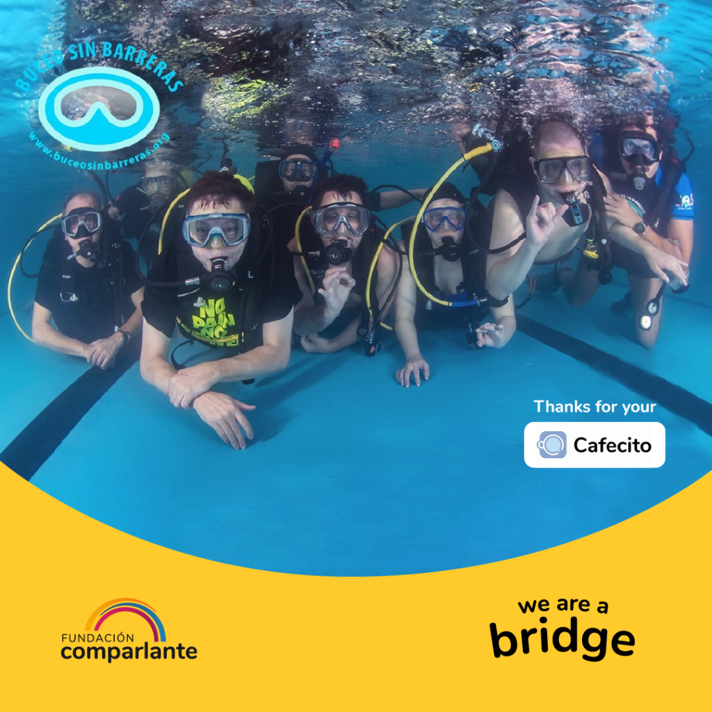 Photo under the water of people with diving suits looking to the camera. There are the logos of www.buceosinbarreras.org, Fundación Comparlante, We Are a Bridge and Cafecito App.