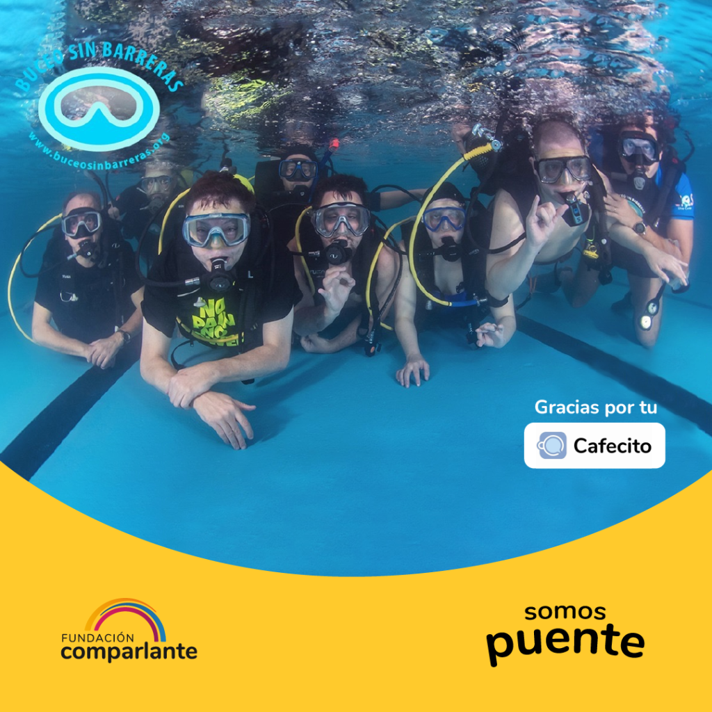 Fotografía bajo el agua de personas con trajes de buceo mirando a cámara. Se distinguen los logos de www.buceosinbarreras.org, el de Fundación Comparlante, Somos Puente y de Cafecito App.