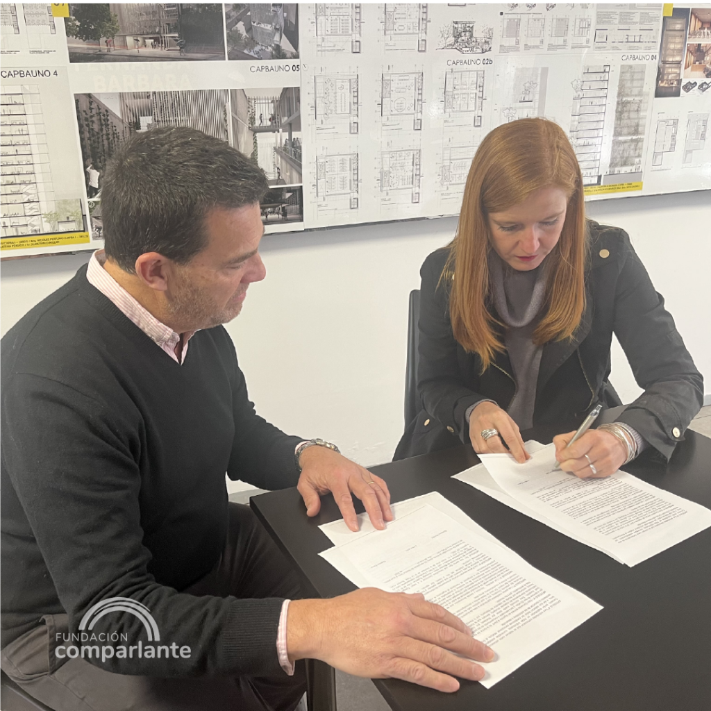 Photo with Lorena Julio, President of Fundación Comparlante, and Gustavo Casco, President College of Architects whilst signing the cooperation agreement document. Below, the logo of Fundación Comparlante.