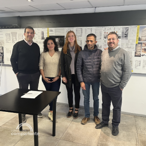 Photo in which is Lorena Julio, President of Fundación Comparlante, Lelio Sánchez, Right Promotor of Fundación Comparlante, Gustavo Casco, President of the College of Architects, District ONE, Cynthia Luque, Coordinator of the Accessibility Commission CAPBA ONE, and Rubén Aprea, Coordinator of the Province Accessibility Workshop CAPBA. Below, the logo of Fundación Comparlante.