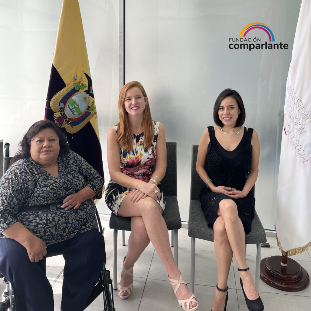 Photo with Liliana Zanafria, Subsecretary of Disabilities of the Ministry of Economical and Social Inclusion in Ecuador, Lorena Julio and Alejandra Guerrero, members of Fundación Comparlante. There is also the logo of Fundación Comparlante.