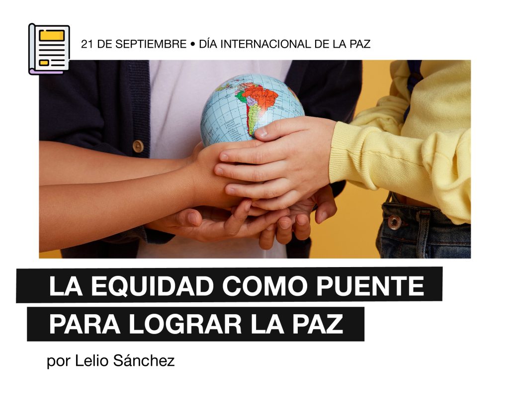 Imagen informativa sobre el Día Internacional de la Paz. Titulada "La equidad como puente para lograr la paz, por Lélio Sánchez." Contiene una fotografía de las manos de varias personas sosteniendo cuidadosamente un globo terráqueo a escala. Debajo, una invitación a leer la nota en www.comparlante.com y el logo de Fundación Comparlante.