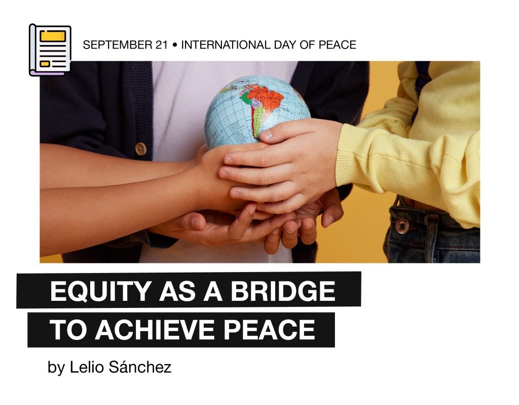 Informative photo about the International Day of Peace Entitled “Equity as a bridge to achieve peace” by Lelio Sánchez. It has the picture of hands of different people holding carefully a globe to scale. Below, an invitation to read the note on www.comparlante.com and the logo of Fundación Comparlante.