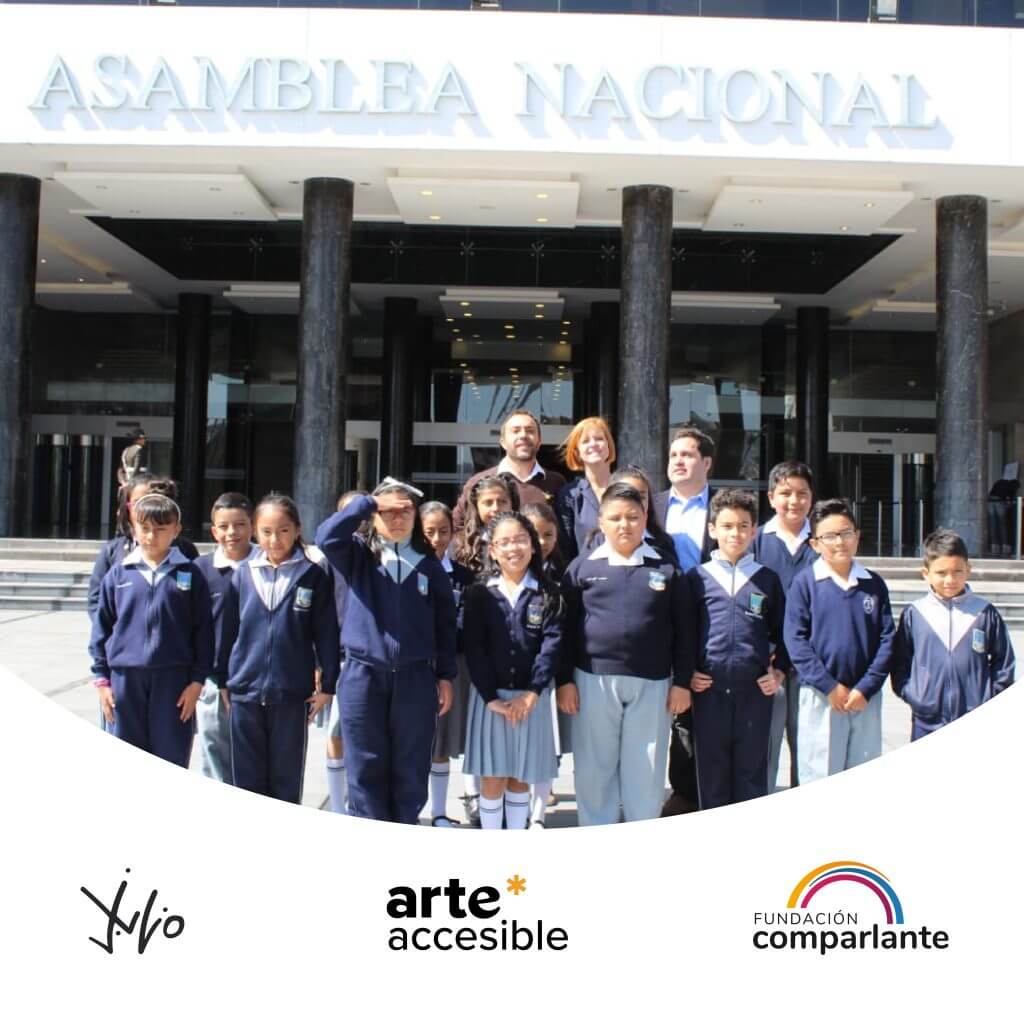 Photo of children in fifth grade together with Lorena Julio, Sebastián Flores and Andrés Julio at the main door of the National Assembly of Ecuador. Below, the logo of Fundación Comparlante. Accessible Art, and Andrés Julio´s signature.