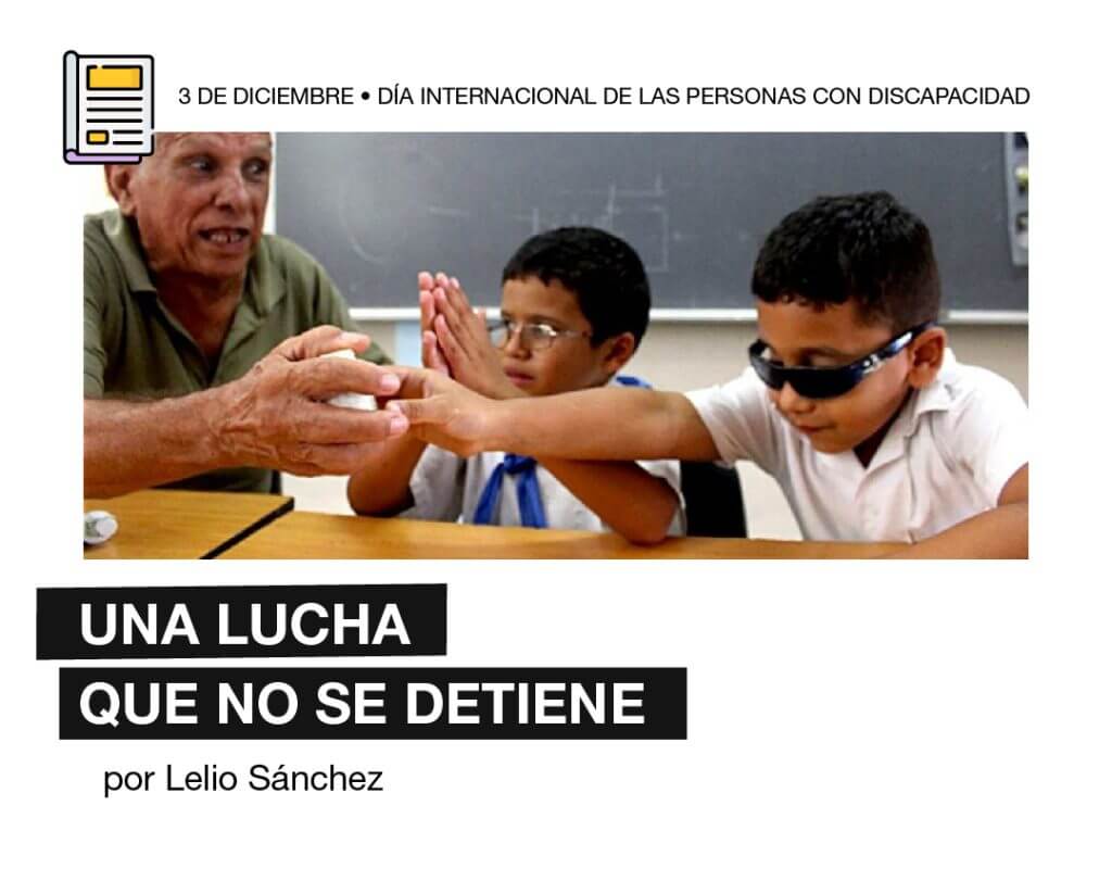 Imagen titulada "Una lucha que no se detiene, por Lelio Sánchez. Léela completa en www.comparlante.com". Debajo, el logo de Fundación Comparlante. Acompaña una fotografía donde hay dos niños, uno de ellos usuario de bastón blanco, y un hombre anciano. Se encuentran sentados en pupitres, conversando dentro de un salón de clases.