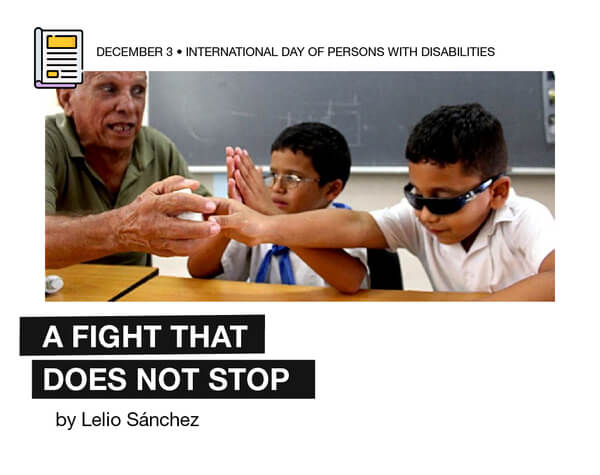 Image named “A fight that does not stop by Lelio Sánchez. Read it on www.comparlante.com". Below, the logo of Fundación Comparlante. There is also a photo with two children, one of them is using a white cane, and an elderly man. There are sitting on desks and chatting in a classroom.