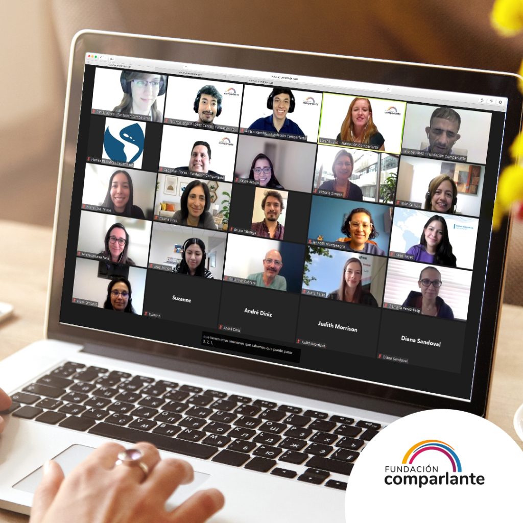 Photo of a computer streaming a Zoom meeting of the training provided to the Inter-American Development Bank (IDB). All the thumbnails of the IDB and Comparlante cameras are included in the photo. Below, the logo of Fundación Comparlante.