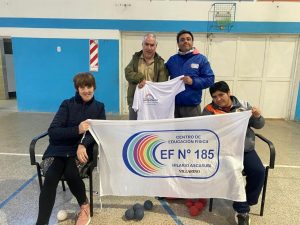 Photo in which Horario with 3 members of the CEF hold a flag and the t-shirt of the previous picture.