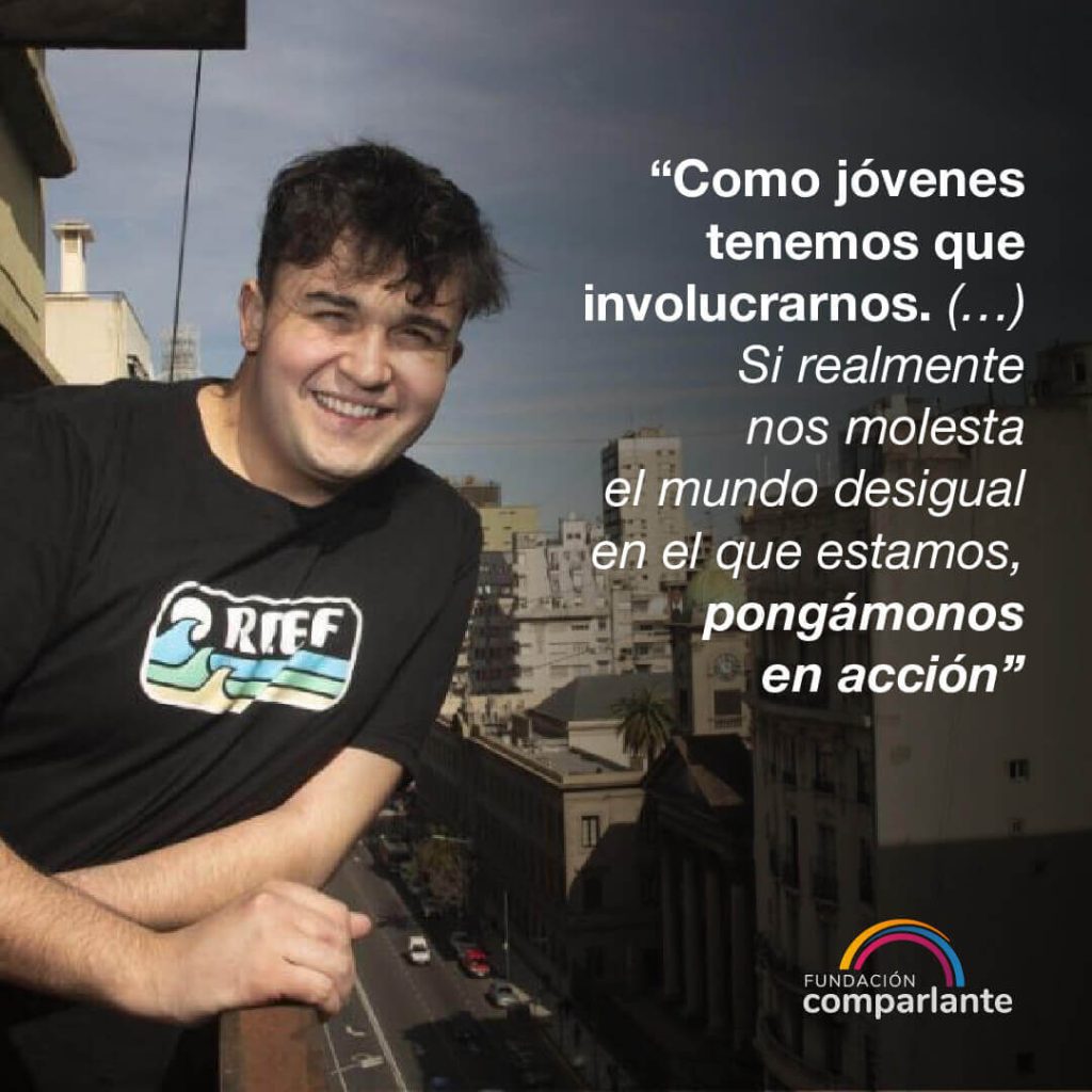 Gerónimo sonriendo a cámara mientras está apoyado en la baranda de un balcón. De fondo está la ciudad de Buenos Aires por la mañana. Acompaña el texto “Como jóvenes tenemos que involucrarnos. (…) es el momento de preguntarnos en qué mundo vivimos. Si realmente nos molesta el mundo desigual en el que estamos, pongámonos en acción”. Debajo el logo de Fundación Comparlante.