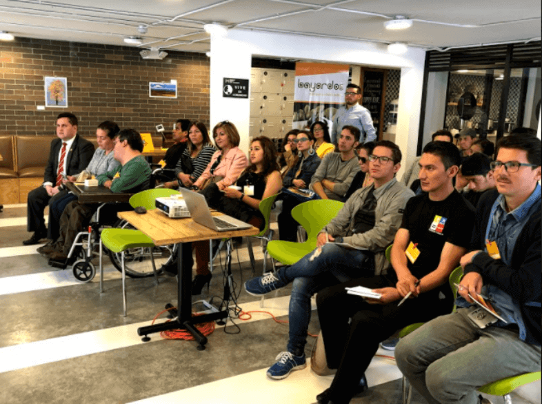 Fotografía del grupo de asistentes al Workshop en el espacio de cowork IMPAQTO.