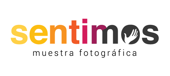 Logo de la muestra fotográfica Sentimos. De izquierda a derecha, las letras pasan de tono amarillo a naranja hasta la mitad de la palabra Sentimos, mientras el resto de letras pasan de color morado a negro. En el centro de la letra O, aparece la figura de una mano.