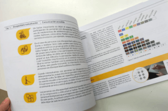 Imagen del Manual de accesibilidad para clubes deportivos abierto en la sección de diseño de cartelería, diseño y contrastes accesibles.