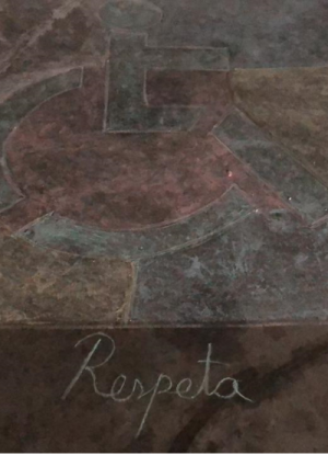 On the ground of the Parking Lot of the National Assembly of Ecuador there is a drawing painted in chalk of different colors, representing the symbol of "disability" and under this, the word "respect" is written.